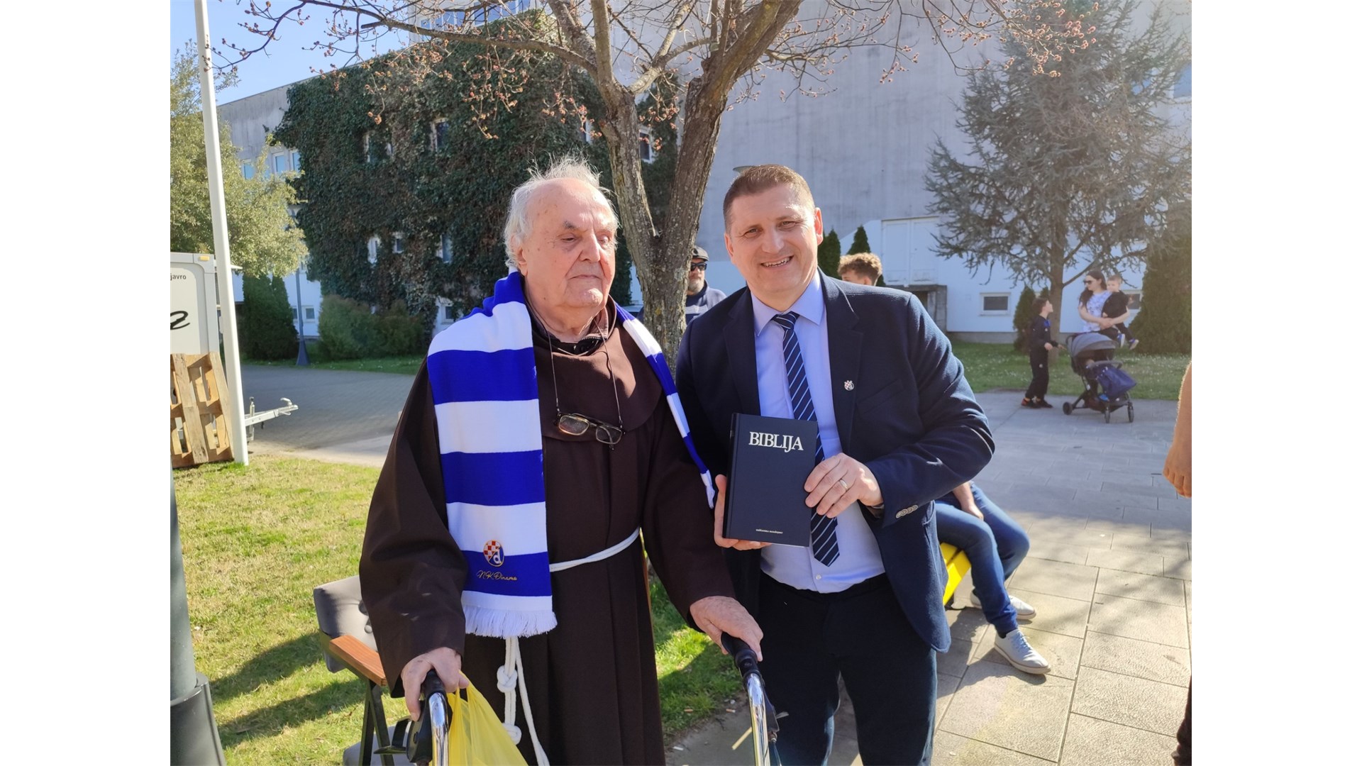 Hercegovačkom fratru Dinamov dres na dar! Fra Bonifacije Barbarić bio u zatvoru zbog rečenice: Pođite u miru i danas navijajte za Dinamo!