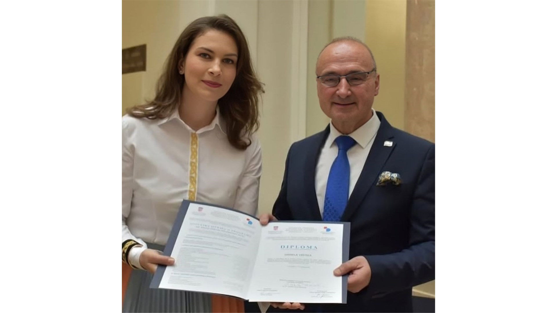 Ornela Vištica završila diplomatski tečaj pa pozirala s Grlićem Radmanom
