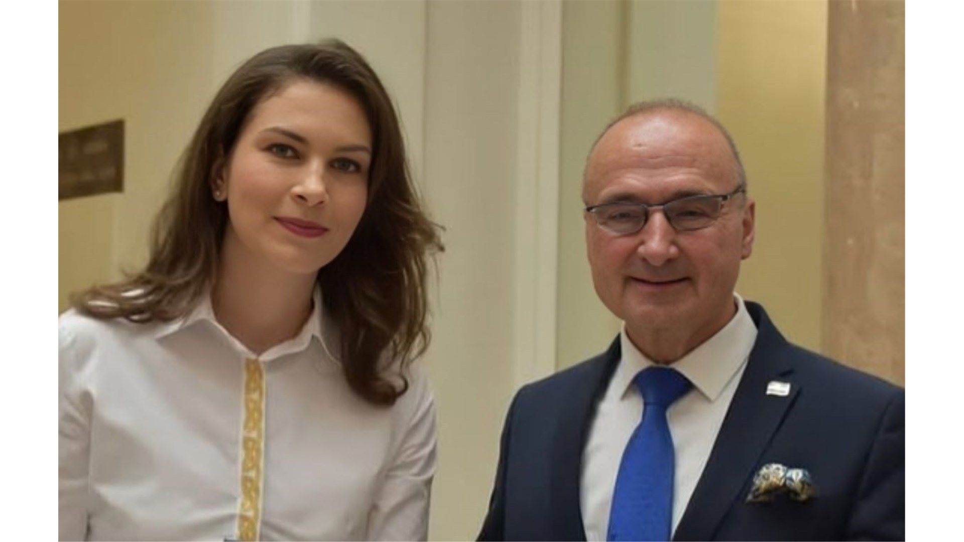 Ornela Vištica završila diplomatski tečaj pa pozirala s Grlićem Radmanom