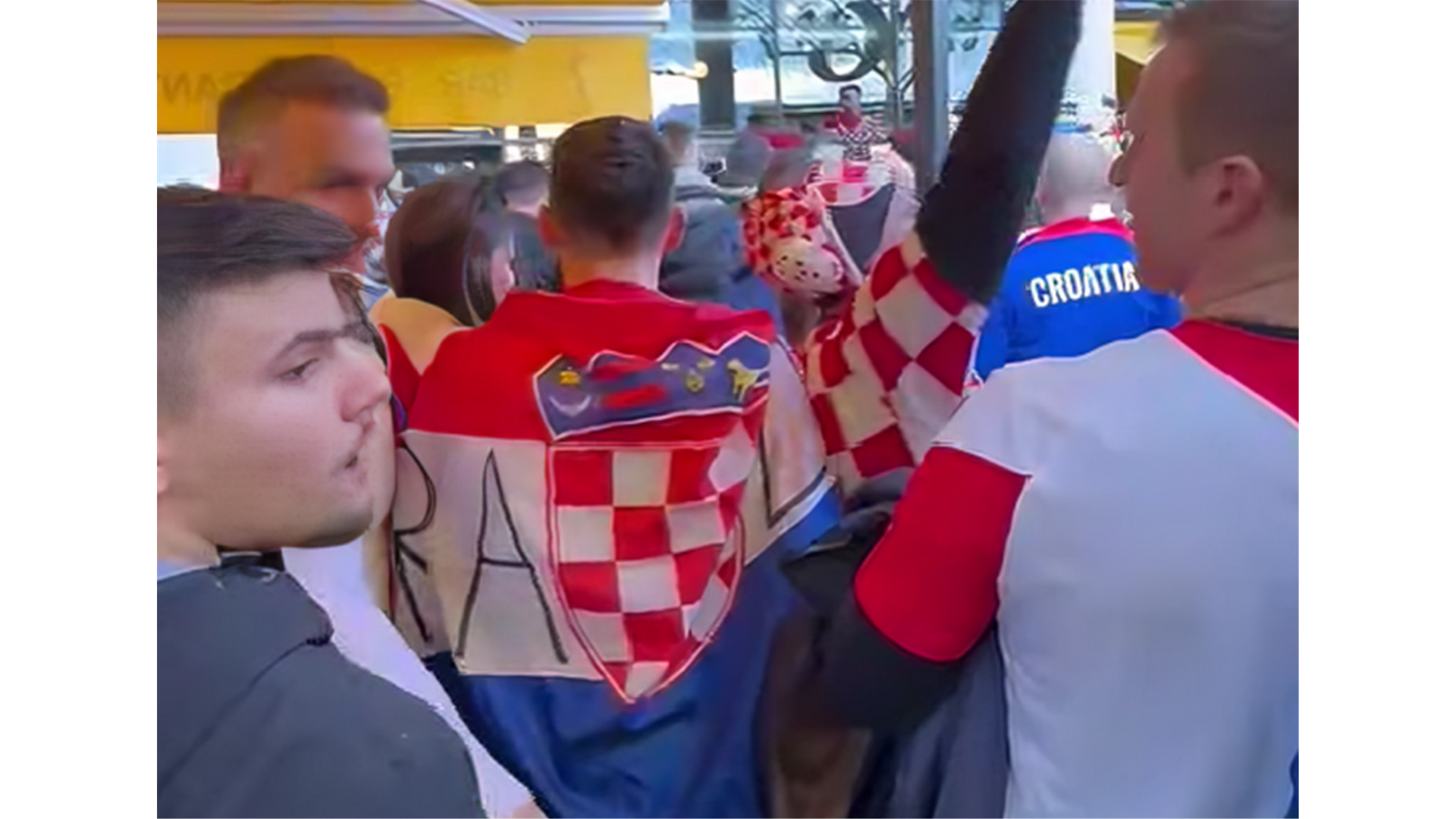 VIDEO Navijači usred Pariza zapjevali pjesmu Moja Hercegovina