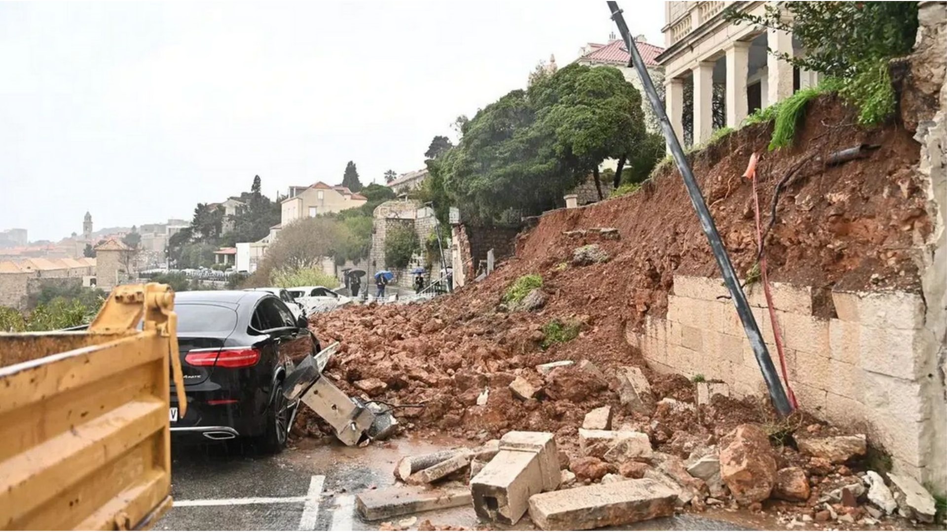 Dubrovnik: Na cestu se odronio zid kuće, automobili zatrpani kamenjem