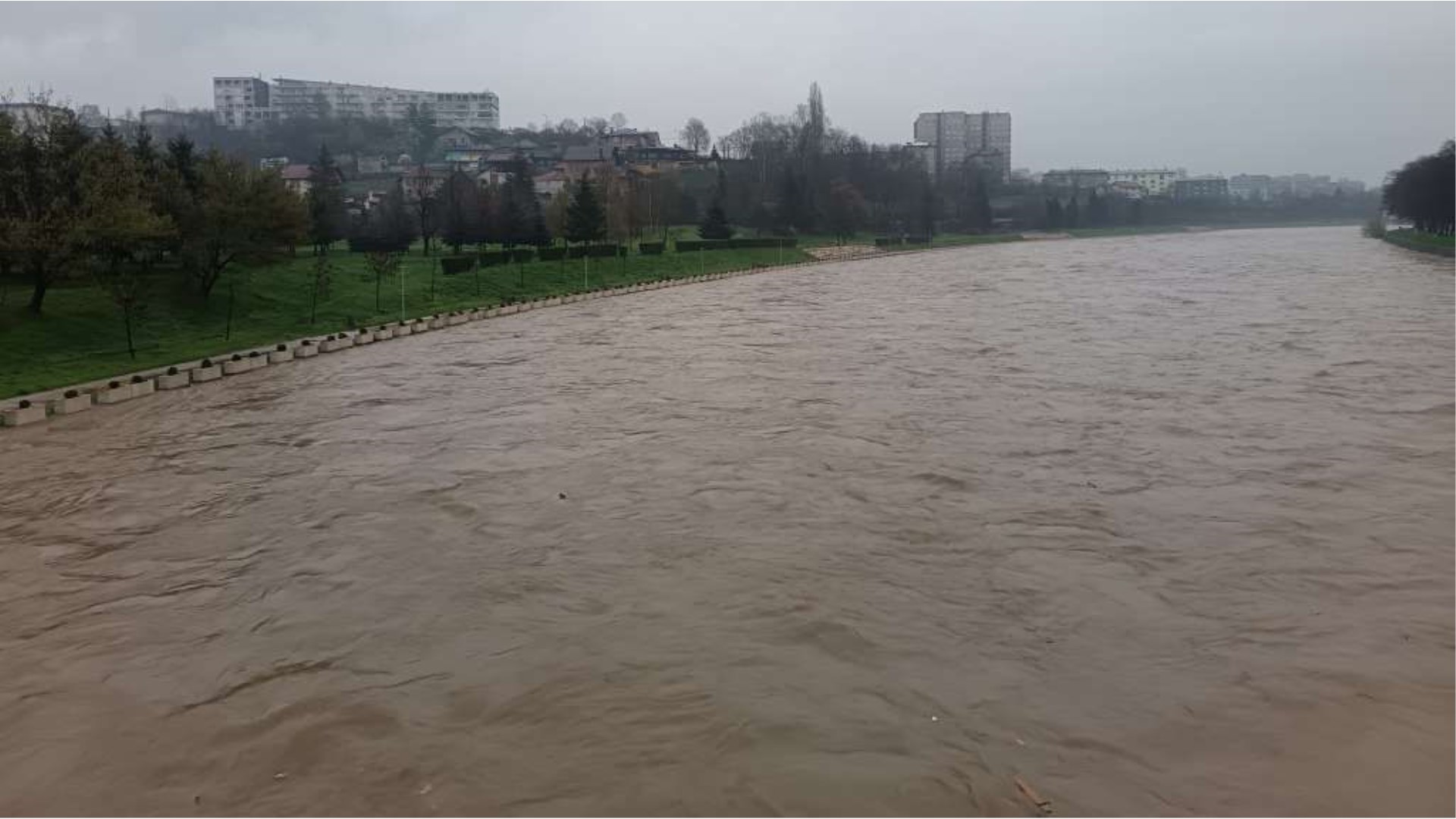 Prijavljen nestanak žene u Kaknju, istražuje se je li skočila u nabujalu rijeku