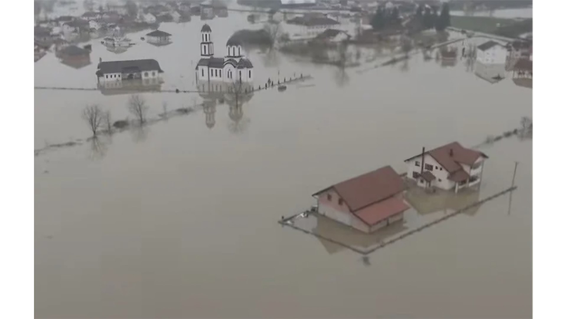 Potopljeno prijedorsko naselje, voda stigla do polovine kuća