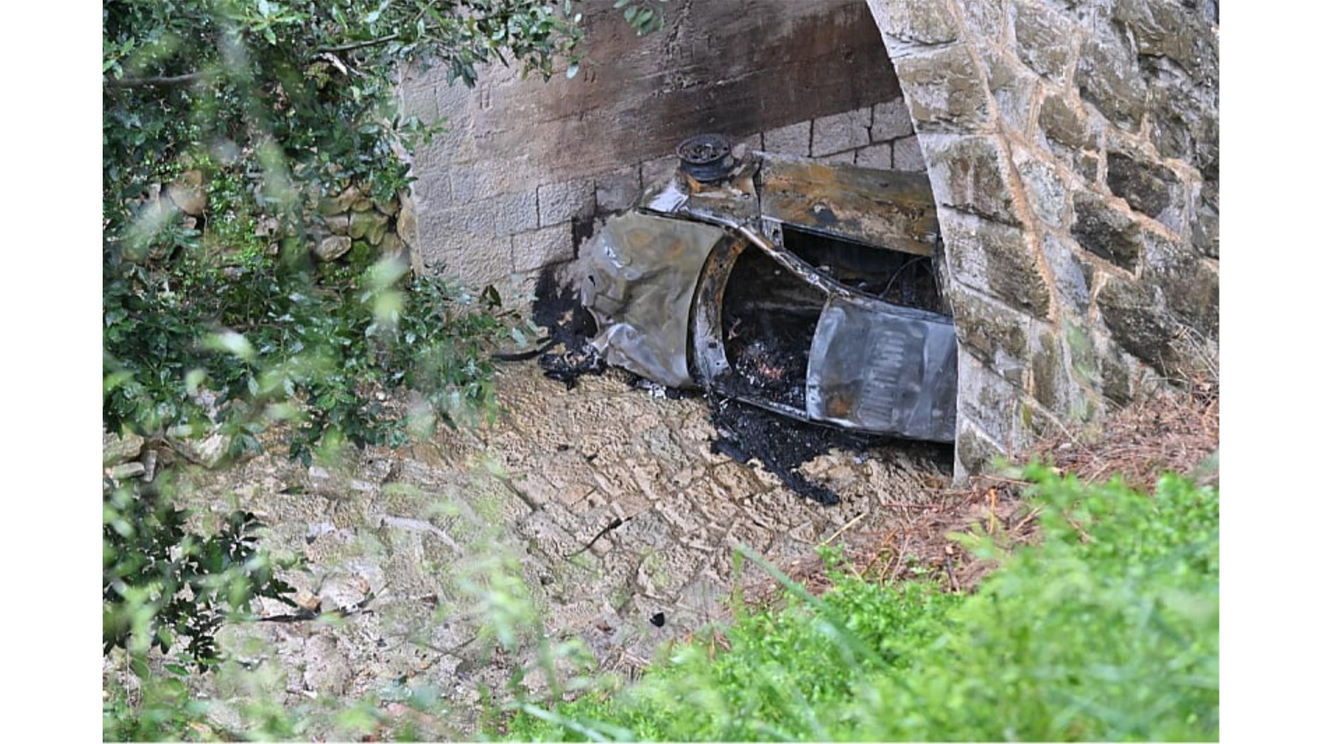 Auto kod Makarske sletjelo s ceste i zapalilo se, vozač u teškom stanju prebačen u bolnicu