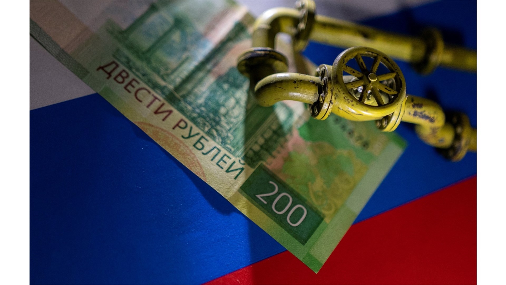 Ruski rubalj pao prema dolaru, cijena nafte na najnižoj razini od 2021.