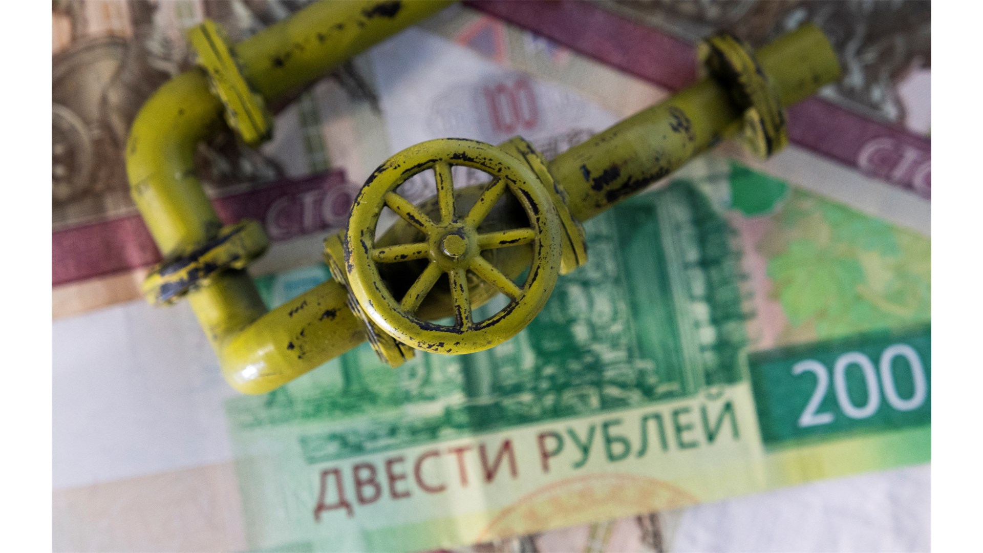 Ruski rubalj pao prema dolaru, cijena nafte na najnižoj razini od 2021.