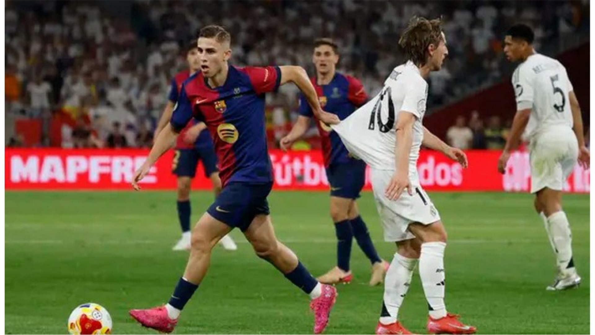 Barca osvojila Kup! Rudiger gađao suca bocom pa nakon promašaja pokušao opet. Modrić u suzama