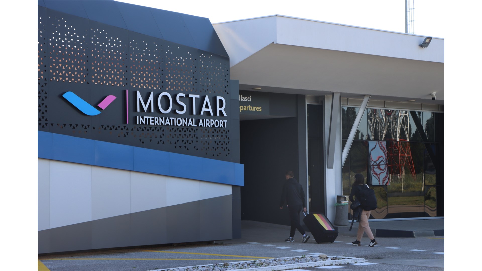 Prvi avion pun putnika iz Düsseldorfa sletio u Mostar FOTO