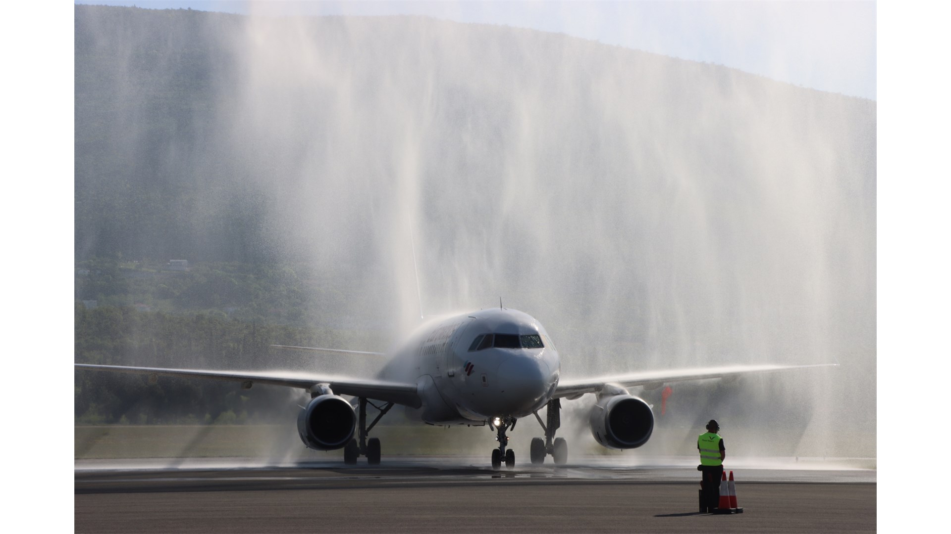 Prvi avion pun putnika iz Düsseldorfa sletio u Mostar FOTO