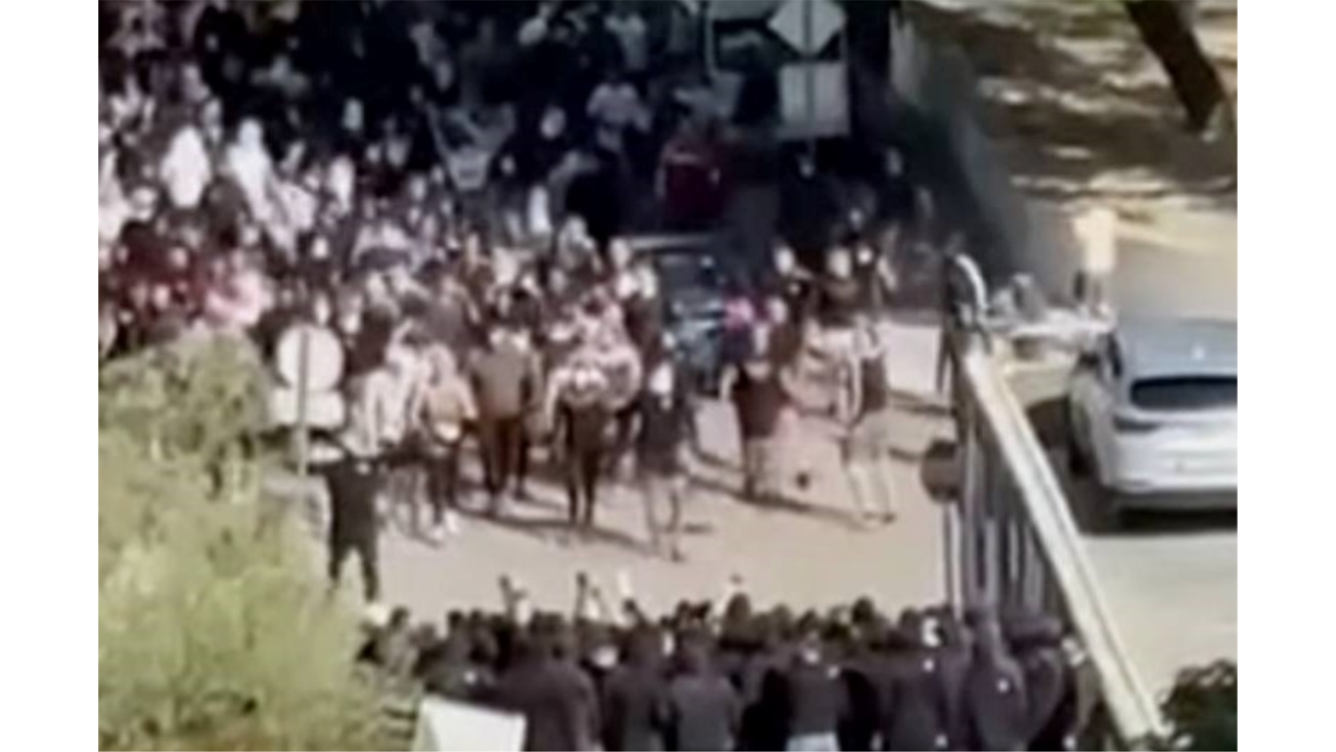 Sukob navijača u Splitu, dvoje teže ozlijeđenih, ranjen policajac 