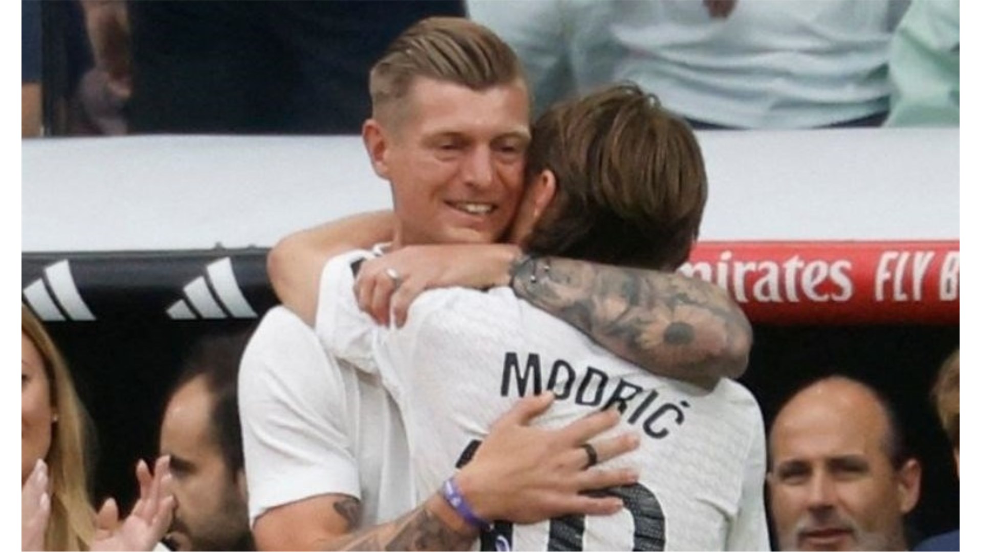 Očevi nogometa u zagrljaju! Modrić izišao, Kroos ga zagrlio za kraj!