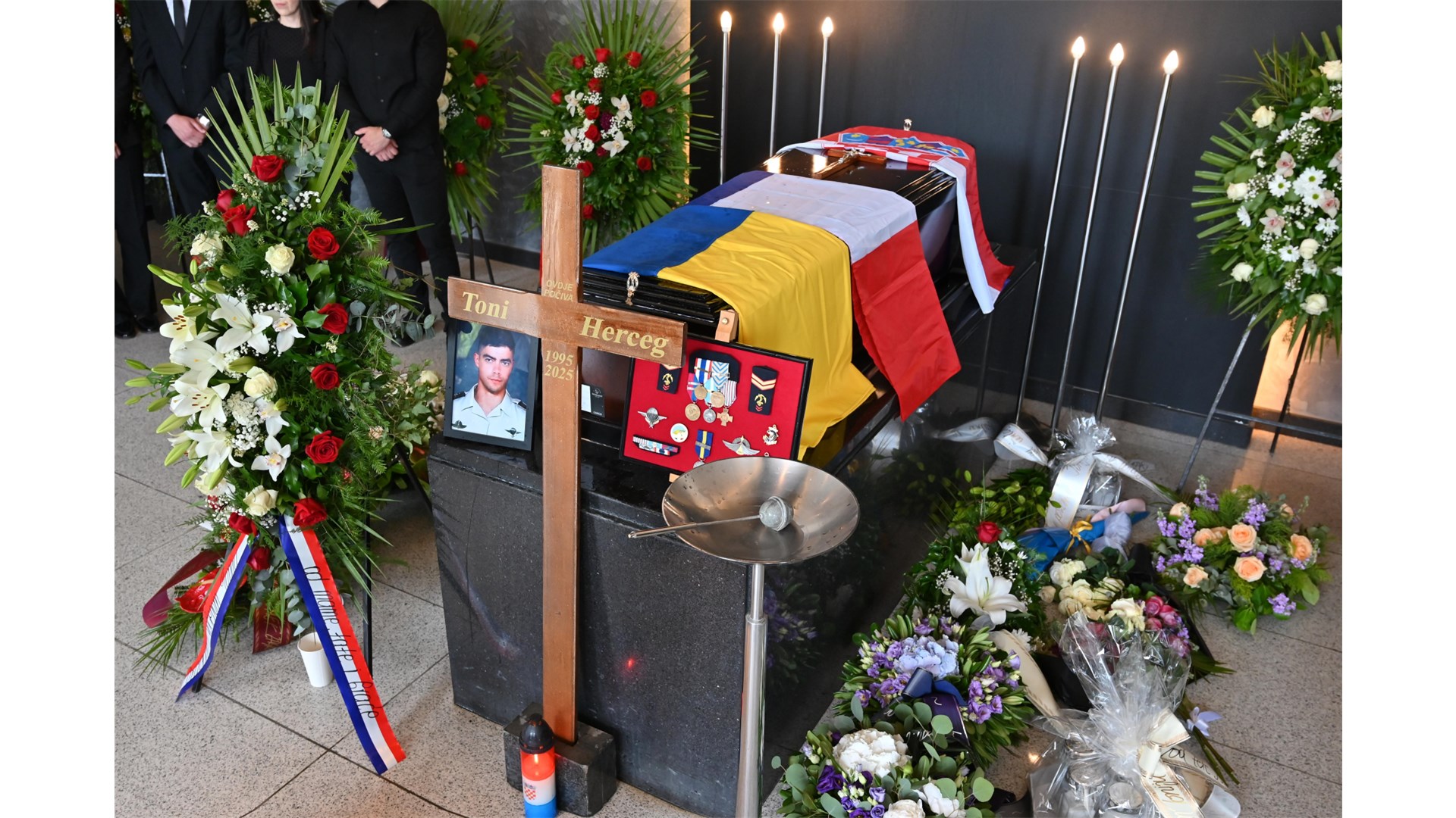 FOTO: Emotivan oproštaj od heroja Tonija Hercega! Veleposlanik: Heroji ne umiru! Ukrajina zahvaljujući njima još stoji i bori se za slobodu!