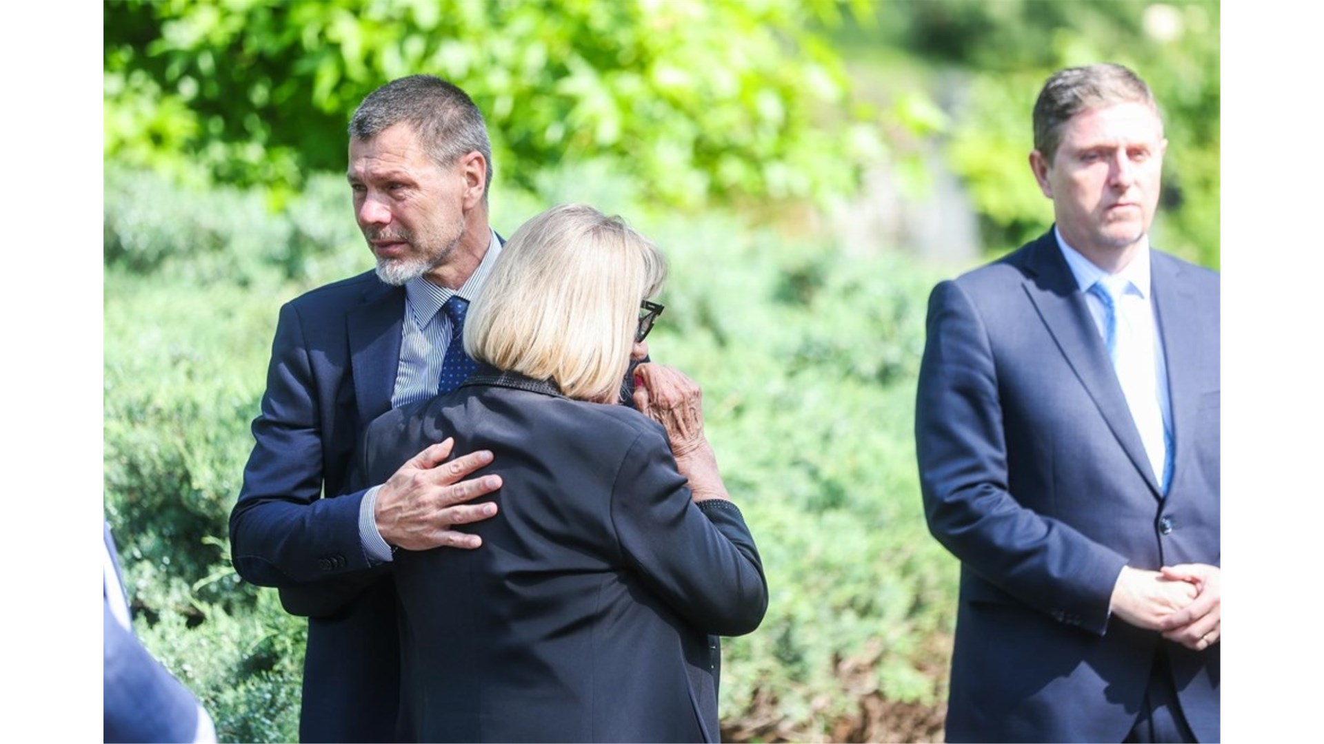 Boban zaplakao na grobu svog prijatelja Dražena Petrovića! Zagrlio njegovu majku Biserku, oboje su briznuli u plač