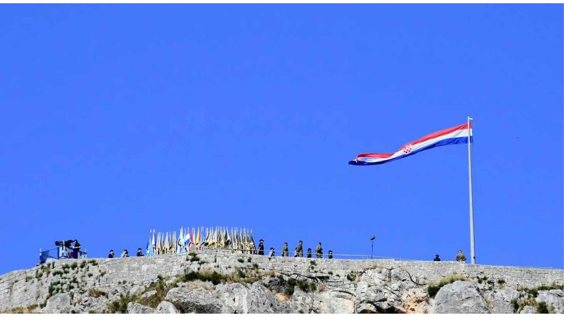 Ukradena hrvatska zastava s Kninske tvrđave
