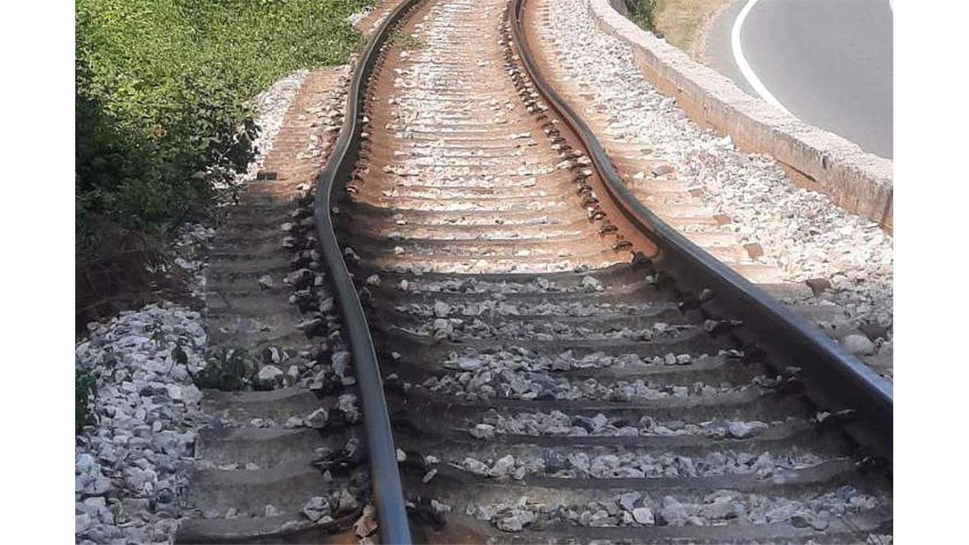U Mostaru do 42°C. Od vrućine se iskrivile željezničke tračnice