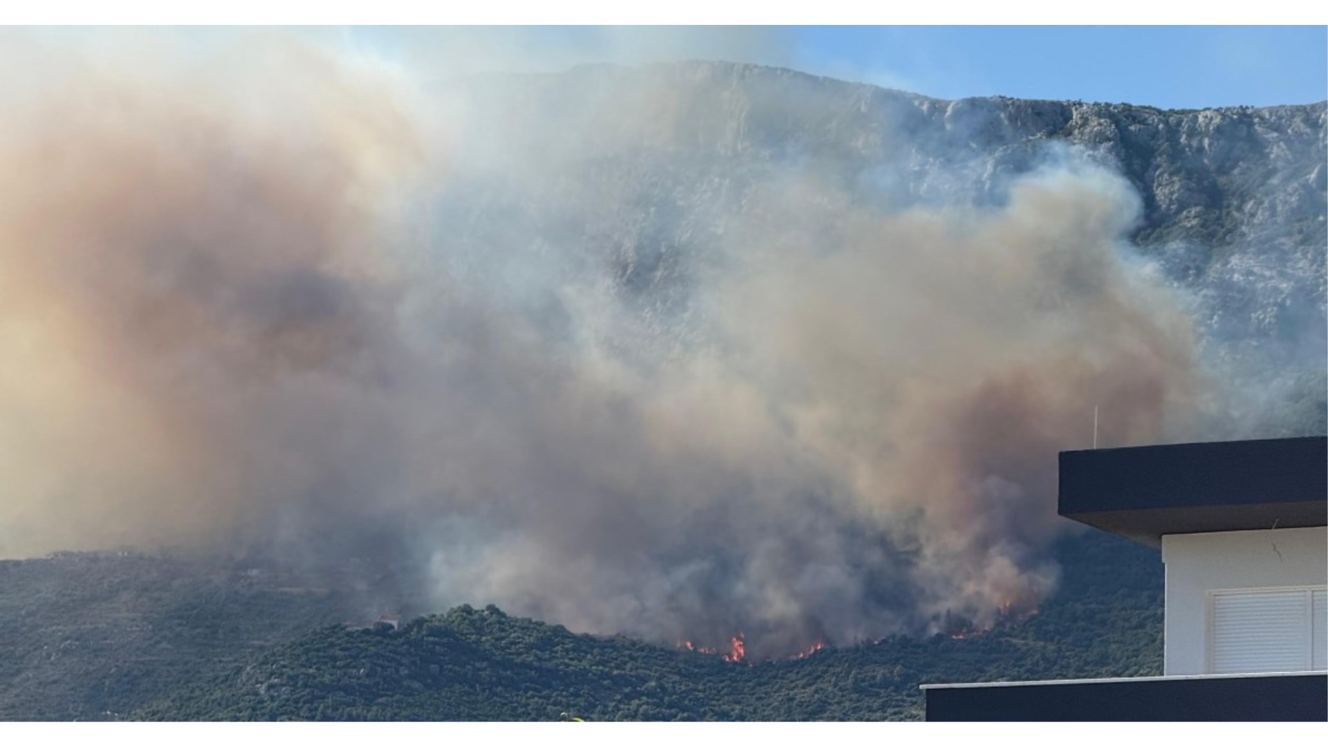 Požar u Kaštelima. Na terenu 110 vatrogasaca, kanaderi se ne mogu uključiti zbog vjetra