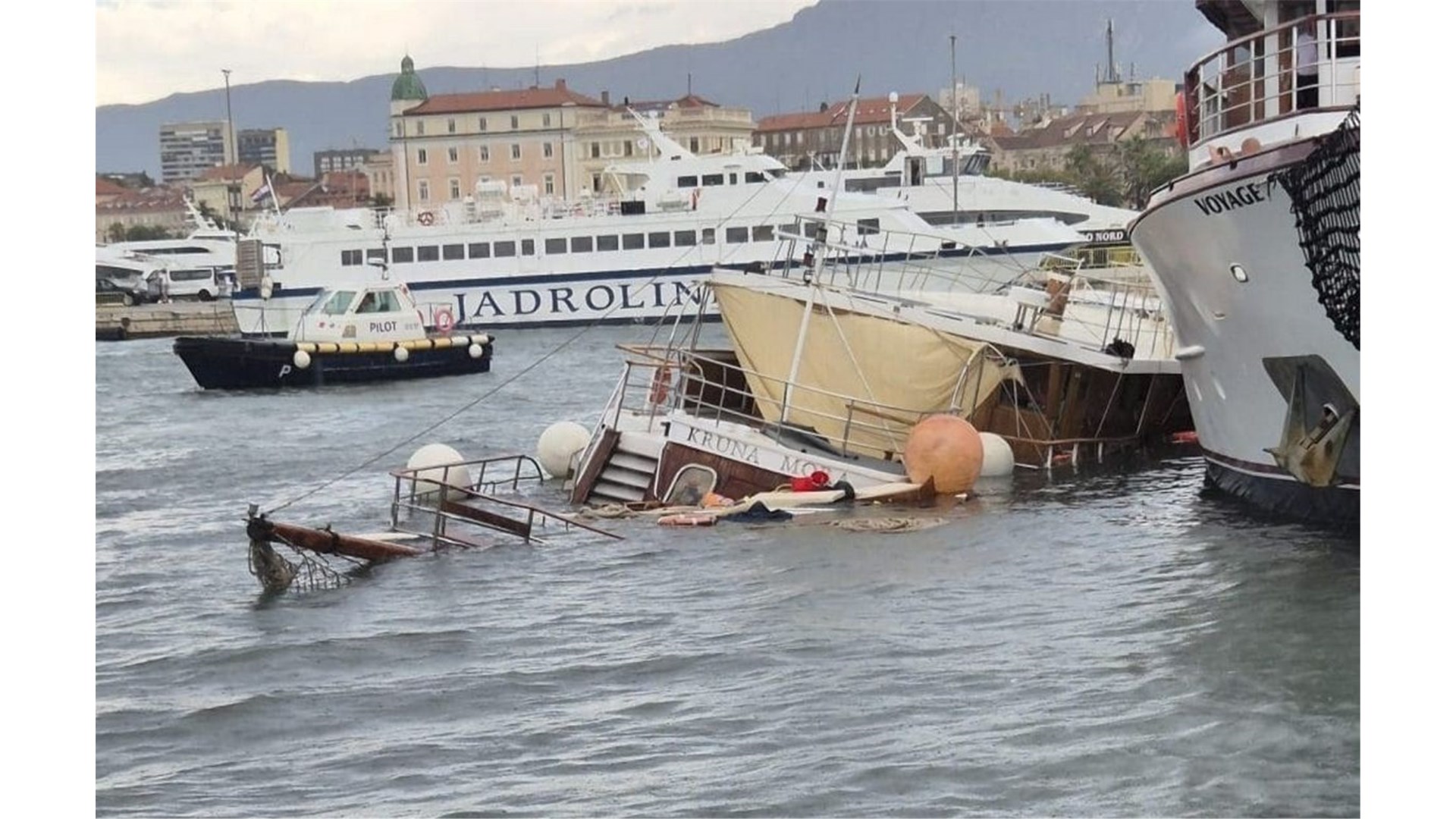 Uslijed nevremena u Splitu potonuo brod