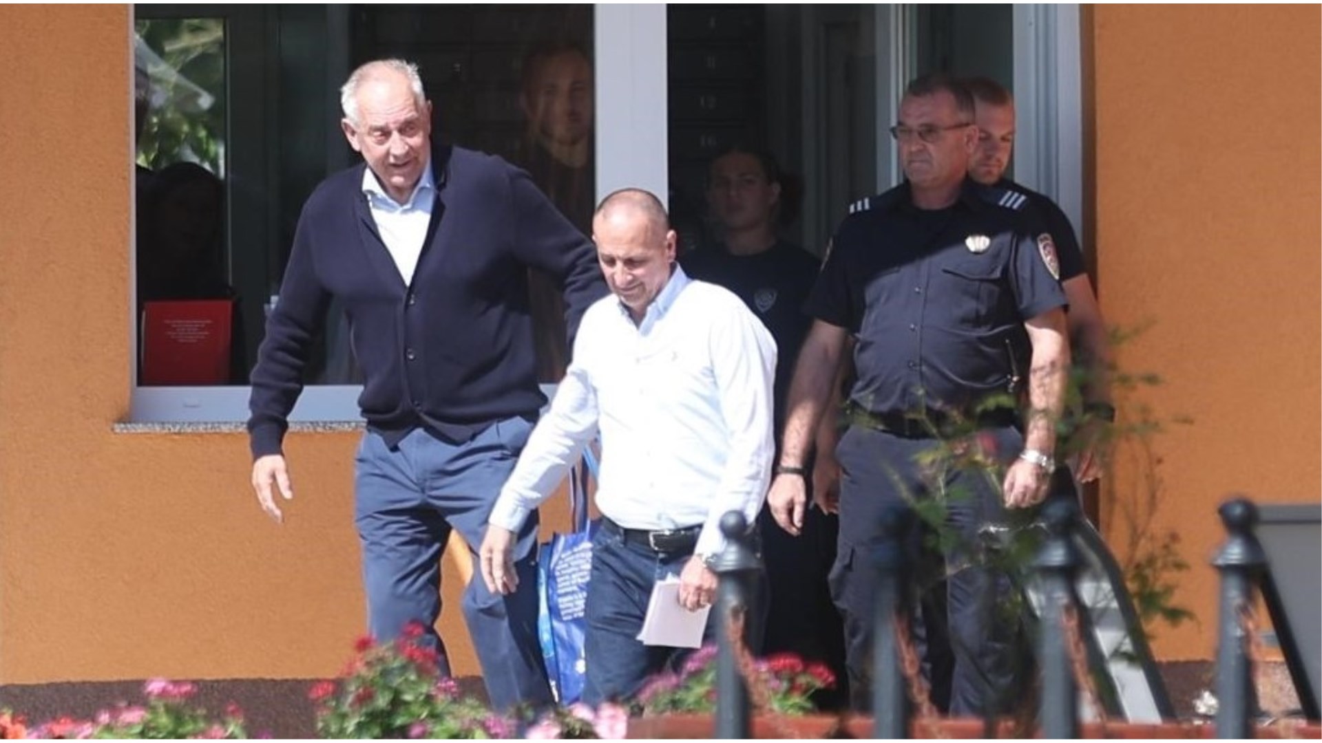 Dobro raspoloženi ''Ćaća'' izišao iz zatvora! Ivo Sanader je na slobodi