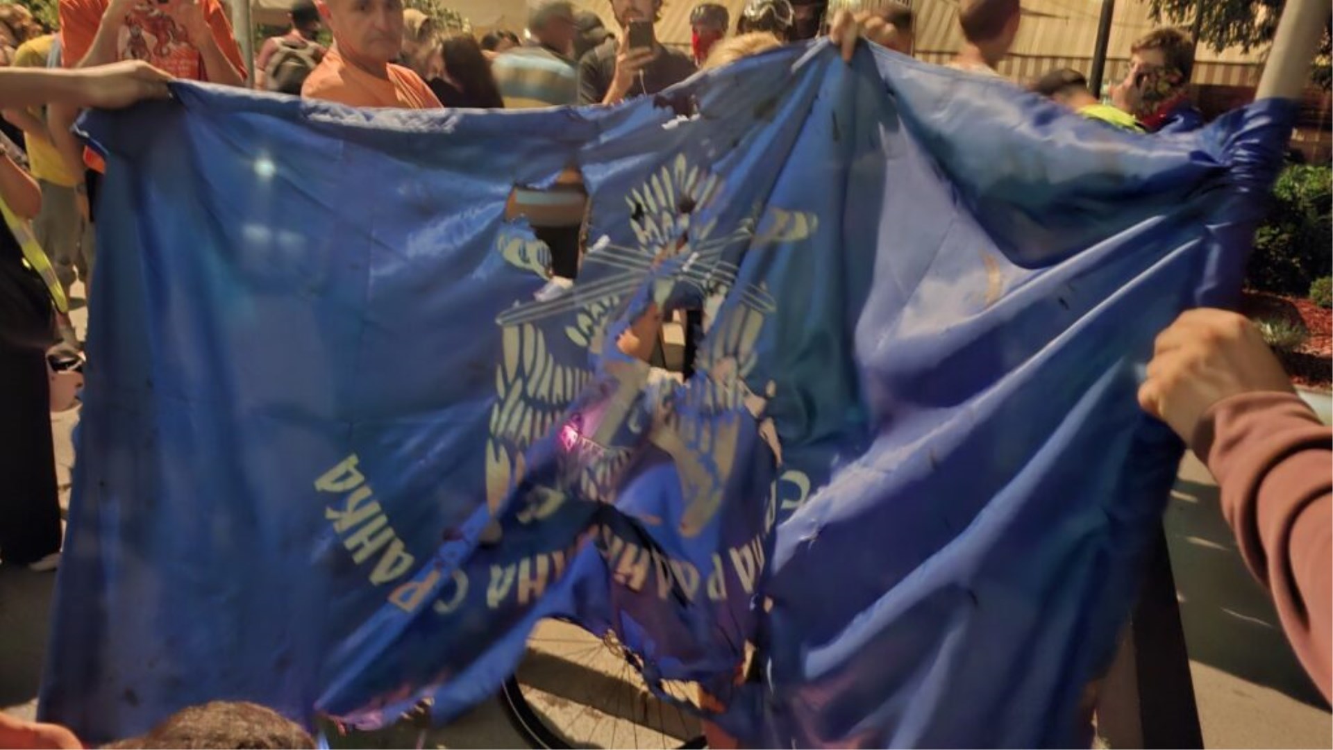 Srbija: U plamenu sjedište Vučićeve stranke, zapaljena zastava Šešeljevih radikala, policija i žandarmerija tuku narod