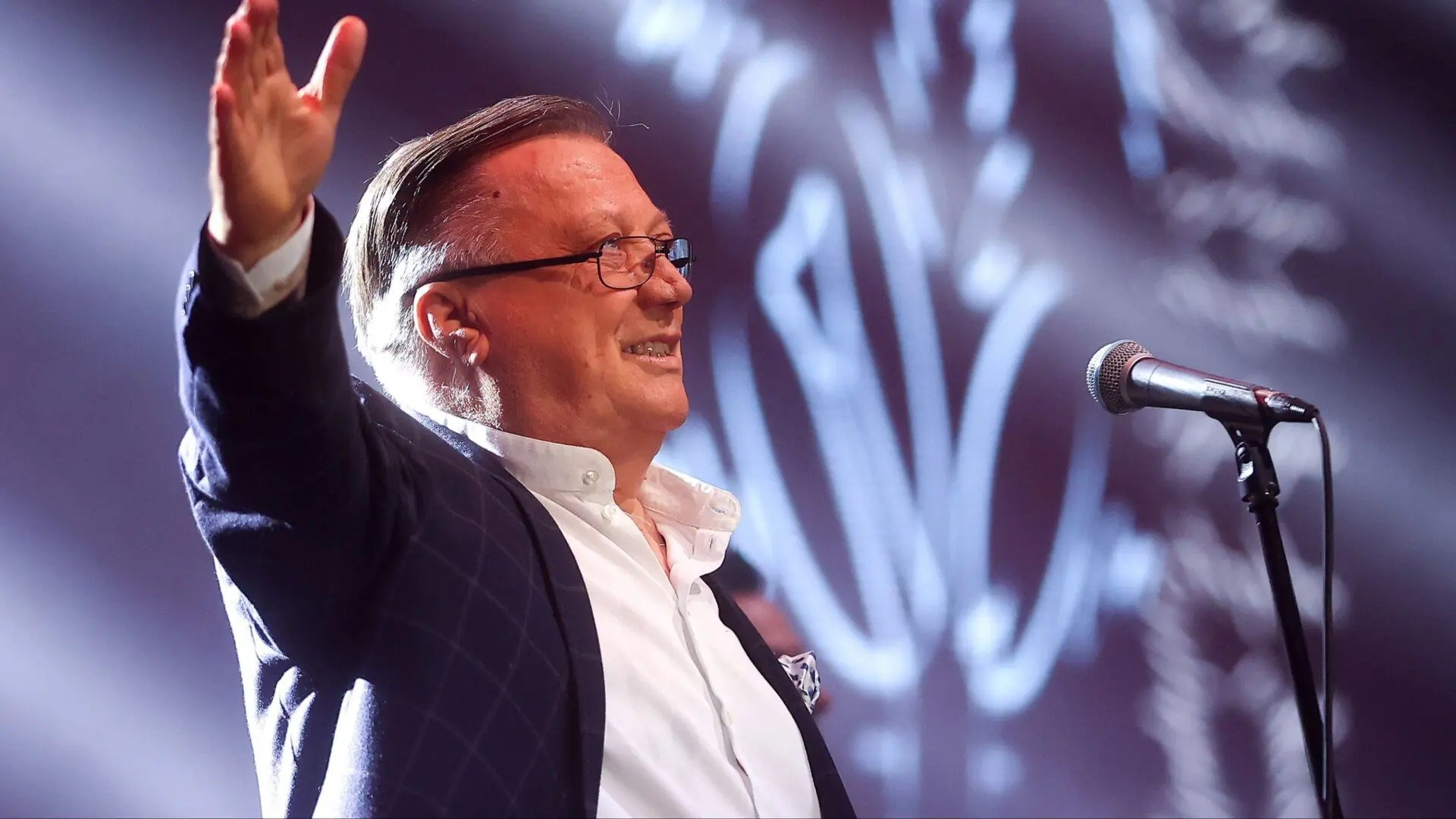 VIDEO: Halid Bešlić zapjevao pjesmu posvećenu supruzi! Emocije posebno snažne zbog njegova zdravstvenog stanja