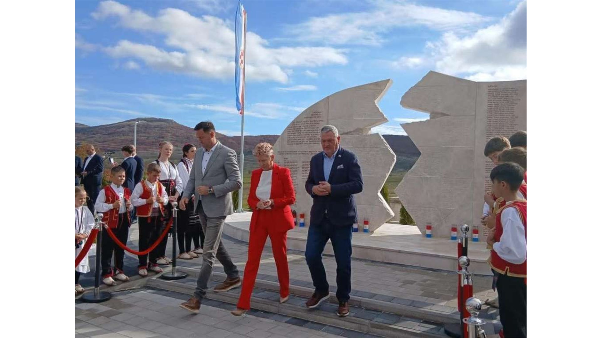 U Roškom Polju otvoren Park sa spomen-obilježjem poginulim hrvatskim braniteljima 