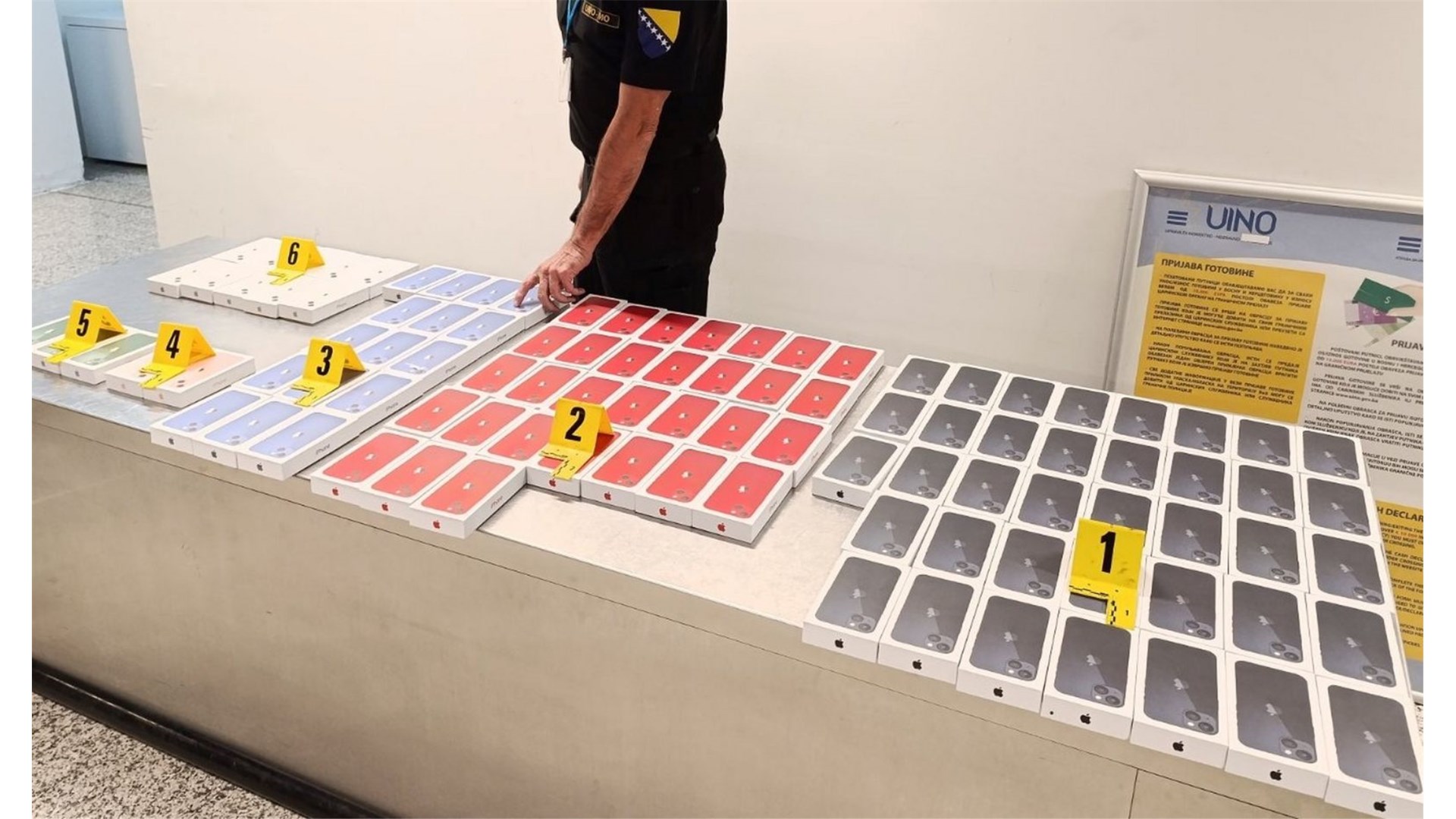 Pokušali na aerodromu prošvercati 123 iphonea