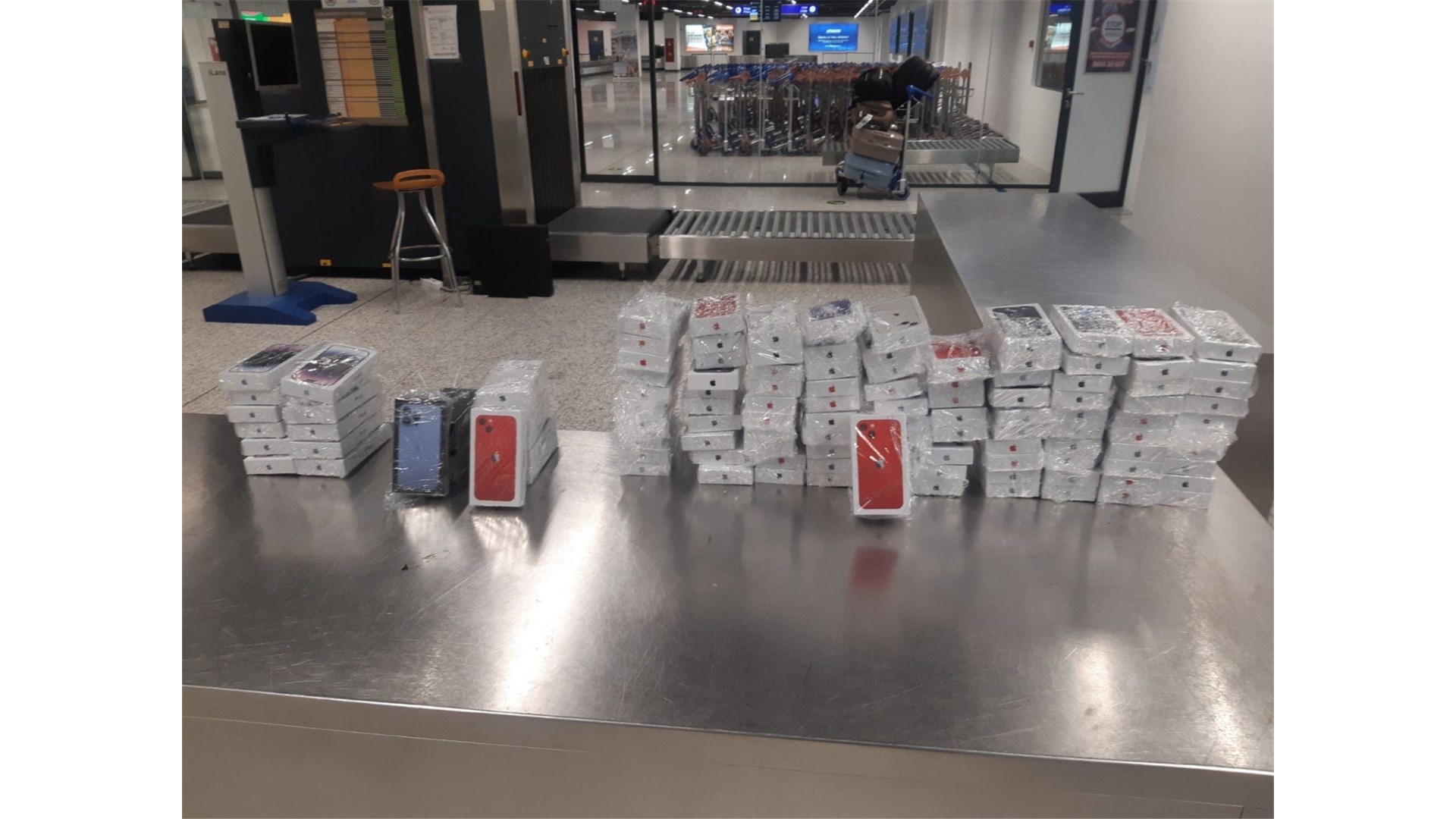 Pokušali na aerodromu prošvercati 123 iphonea