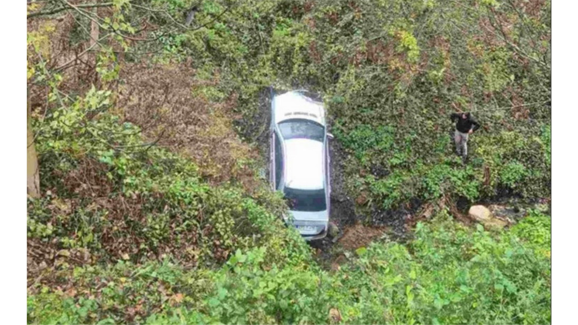 Automobil sletio u provaliju duboku 20 metara