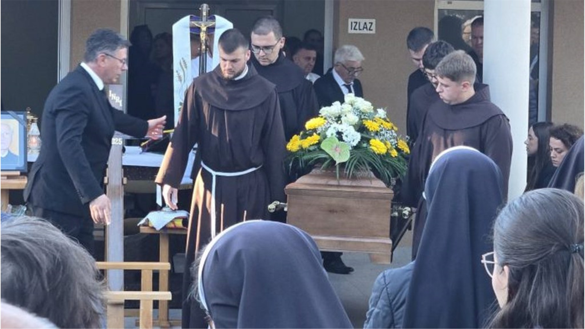 Vjernici, subraća, obitelj i prijatelji oprostili se od fra Petra Krasića