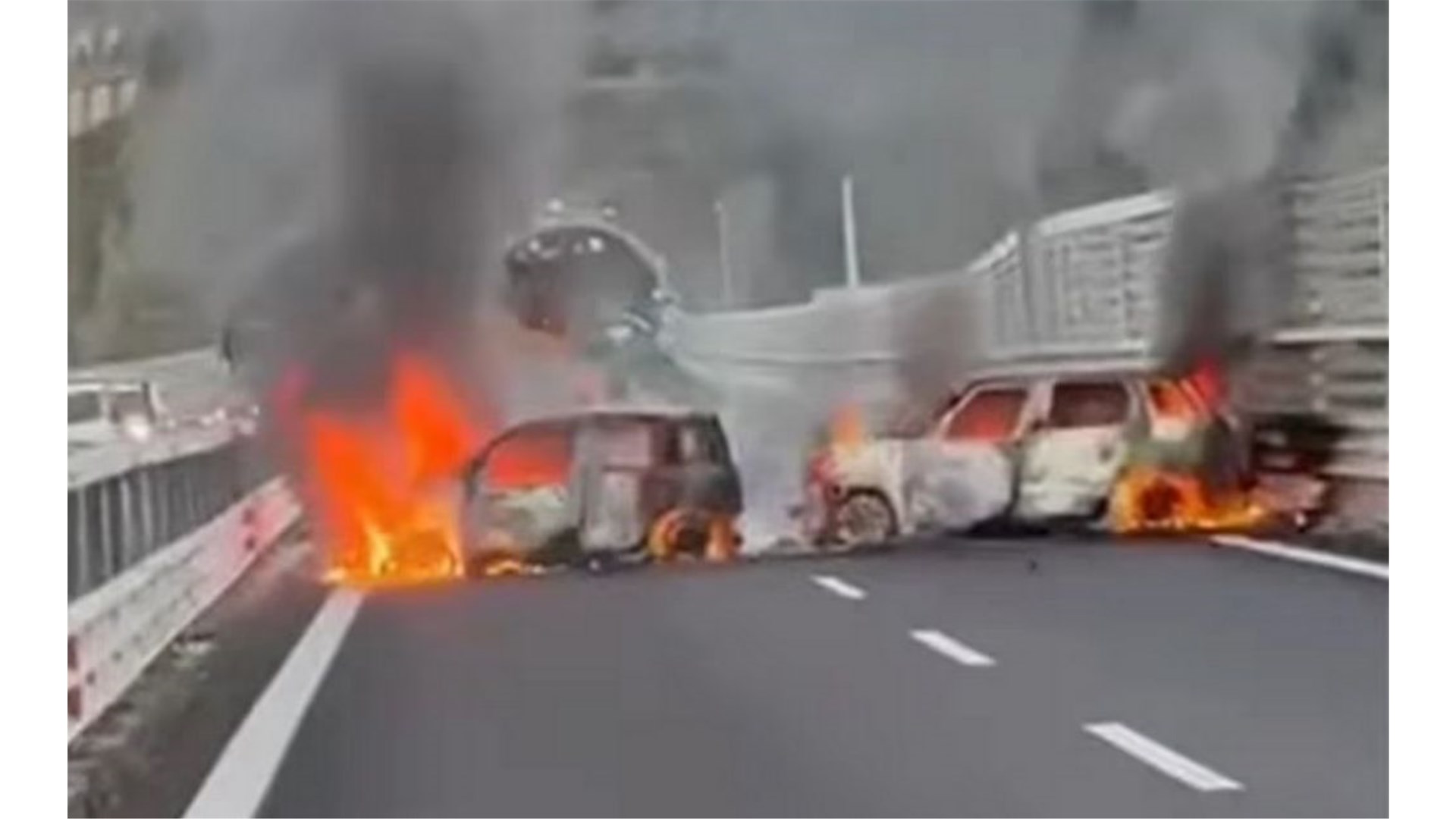 Kao na Dužicama: Pljačkaši na autocesti zapalili vozila i odnijeli milijune