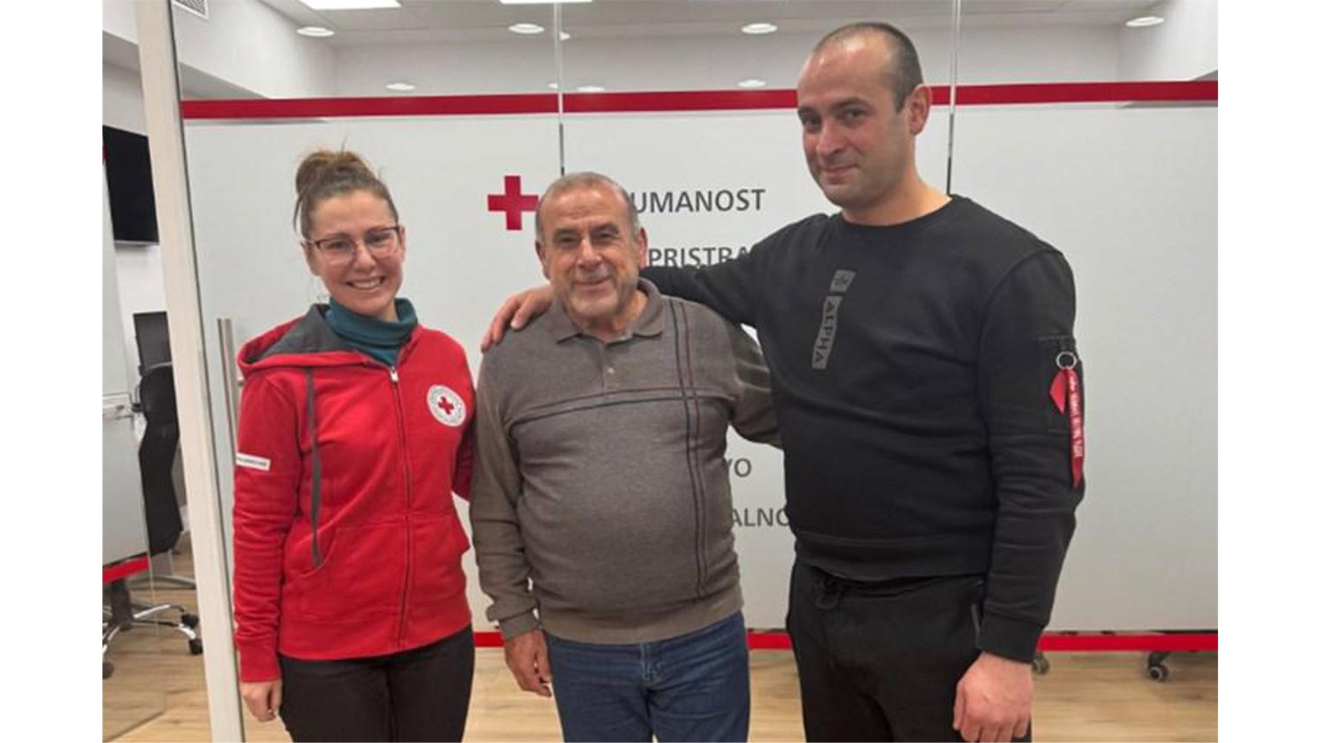 Ratovi su ih razdvojili, Crveni križ spojio, otac je nakon 40 godina zagrlio sina