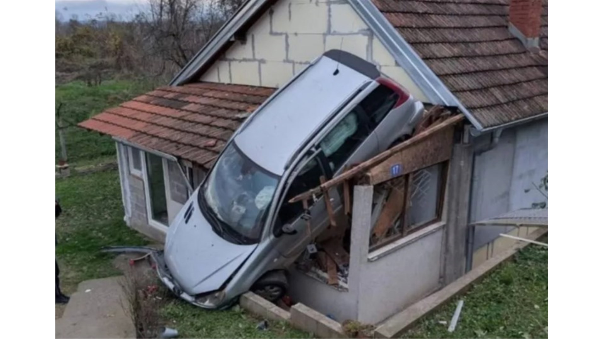 VIDEO Auto u Srbiji završio na kući, objavljena snimka 