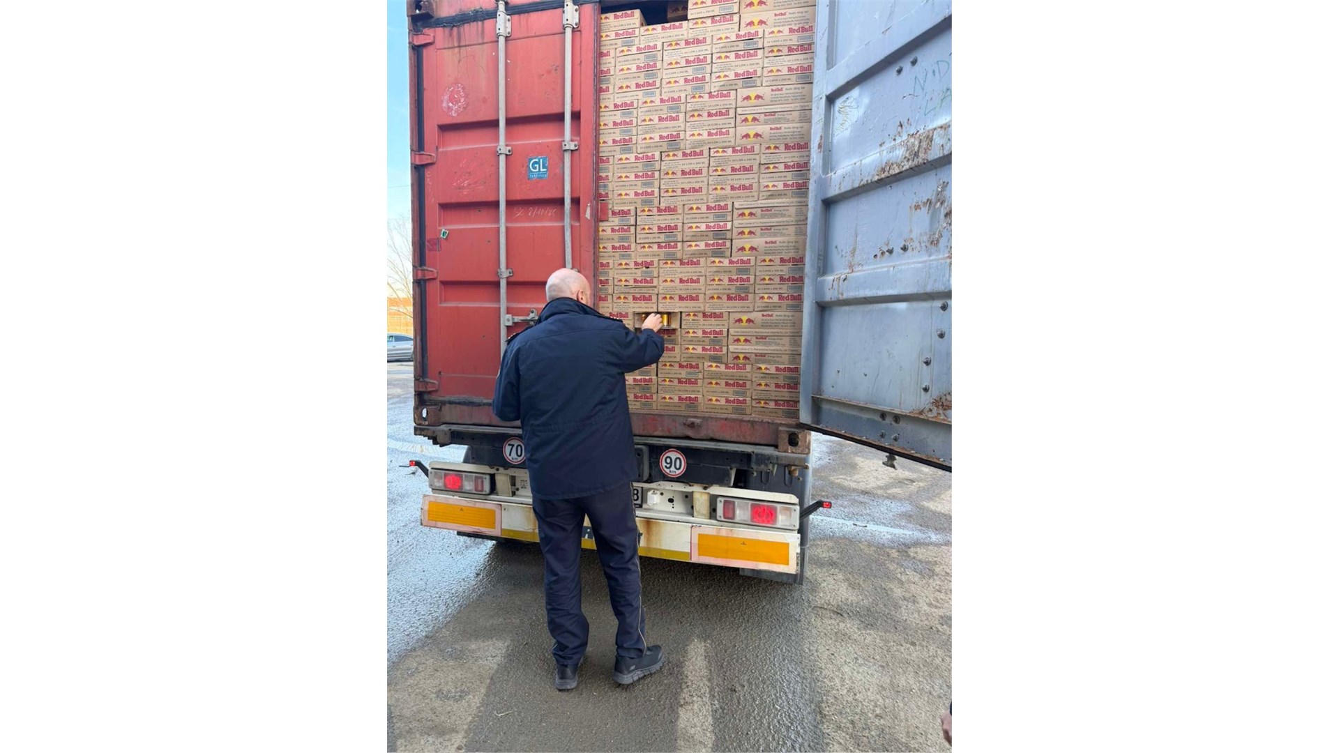 I to se krivotvori: Carinici zapljenili 69.600 limenki krivotvorenog Red Bulla