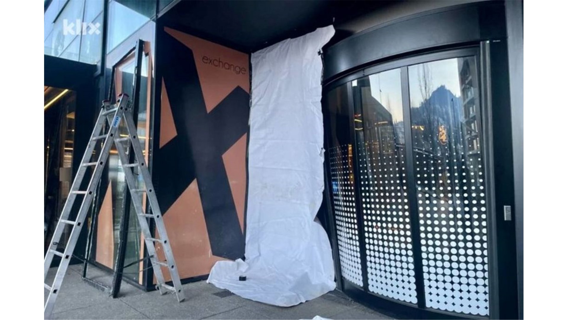 Autom se zabili u ulaz trgovačkog centra pa pobjegli, ostavili i vozilo