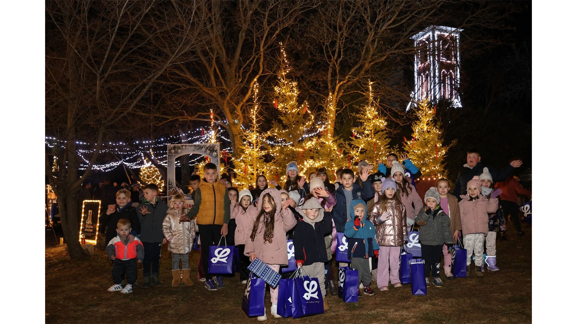 U miru, ljubavi i veselju održan je humanitarni Advent u Bobanovoj Dragi FOTO