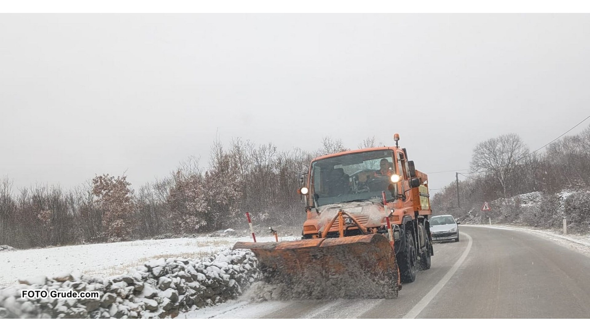 Zbog snijega otežano prometovanje na lokalnim cestama