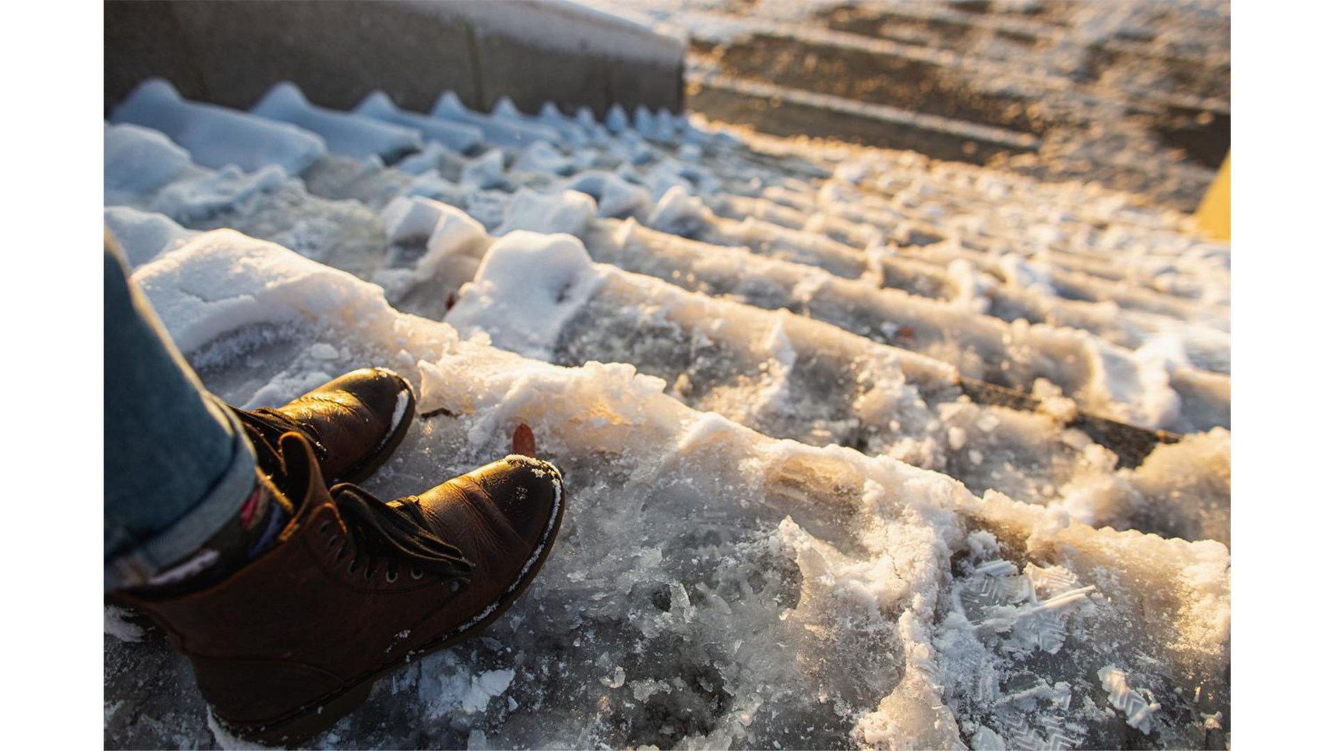 Jeftini kućni trik kojim ćete se riješiti leda sa stepenica i ulaza
