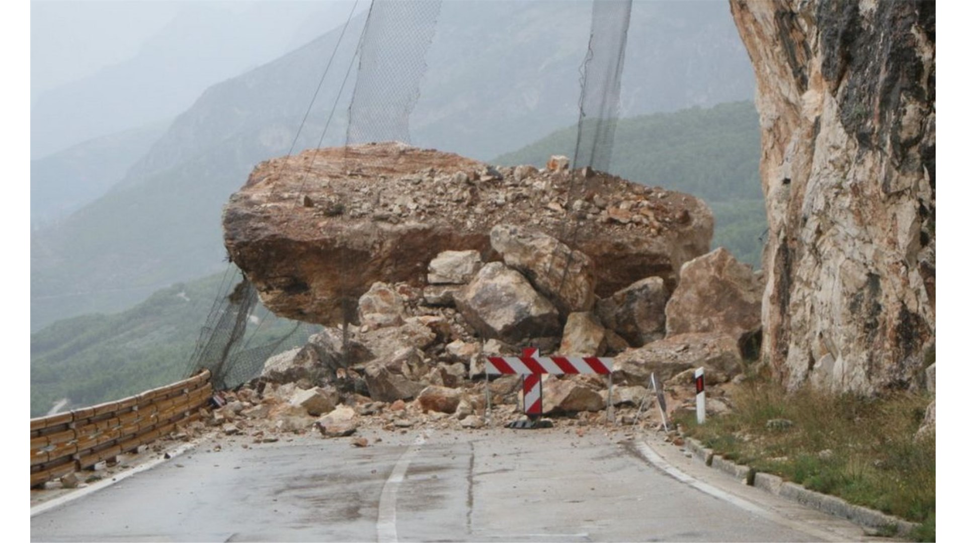 Zbog učestalih odrona počeli radovi na sanaciji ceste Makarska-Vrgorac