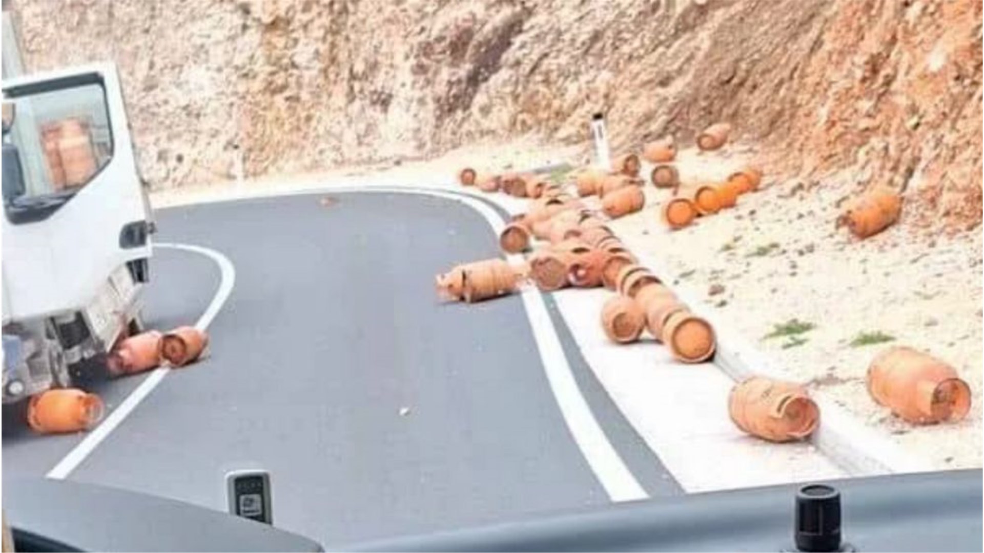 Plinske boce rasute po cesti kod Mostara!