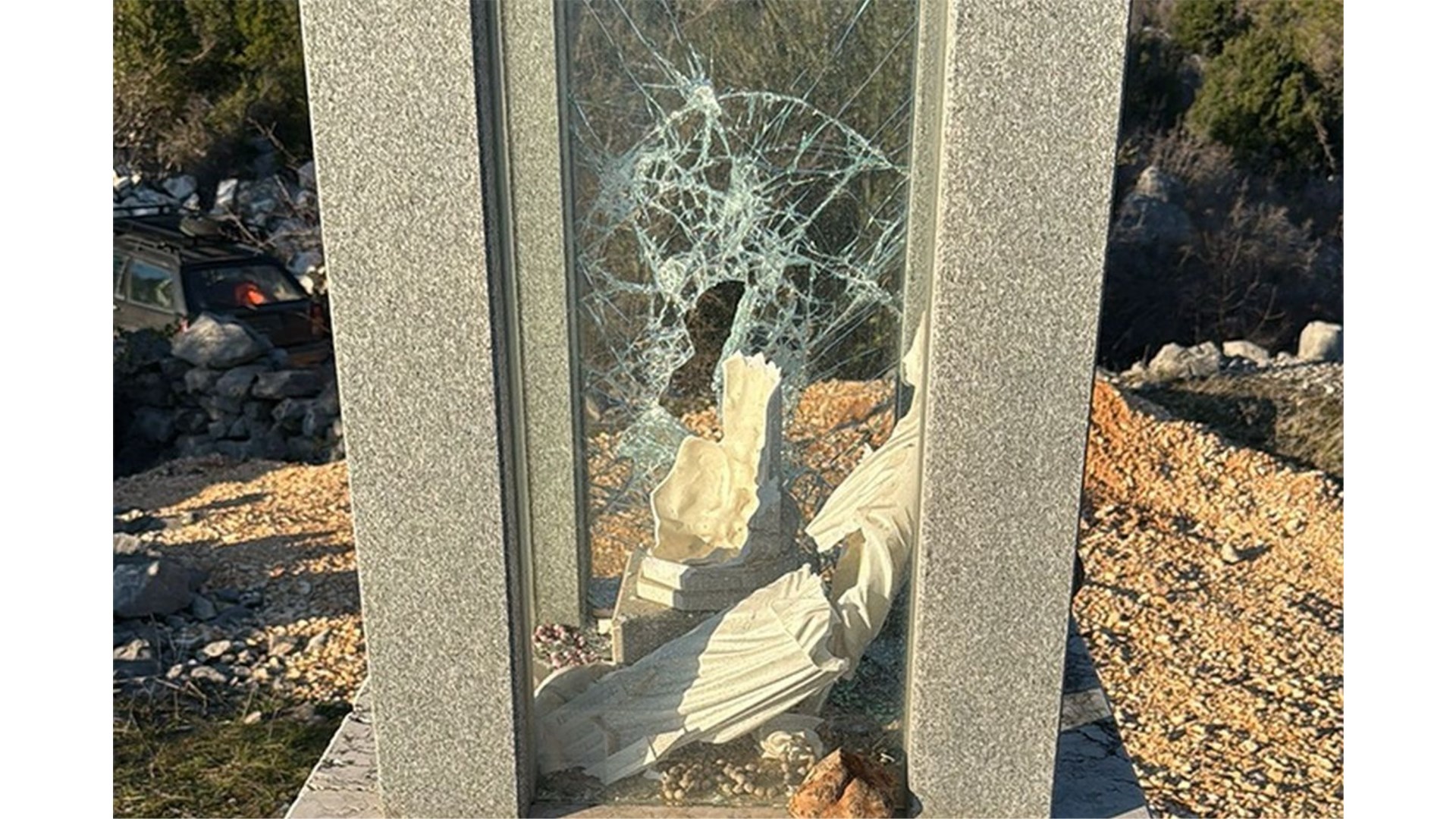 Bezbožnici razbili kip Blažene Djevice Marije kod Čapljine 