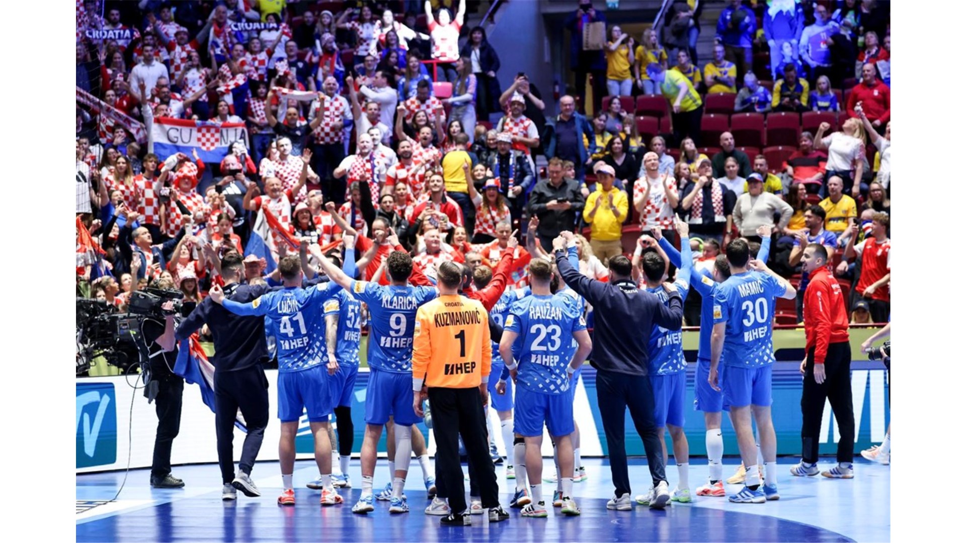 VIDEO: Thompson objavio atmosferu iz svlačionice! Ako ne znaš šta je bilo, pjevaju Hrvati uglas!