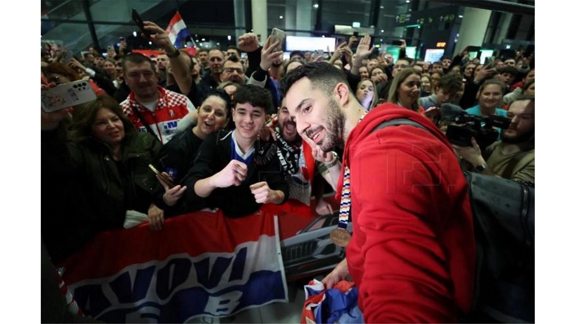 Brončani rukometaši sletjeli u Zagreb, navijači ih čekali u zračnoj luci