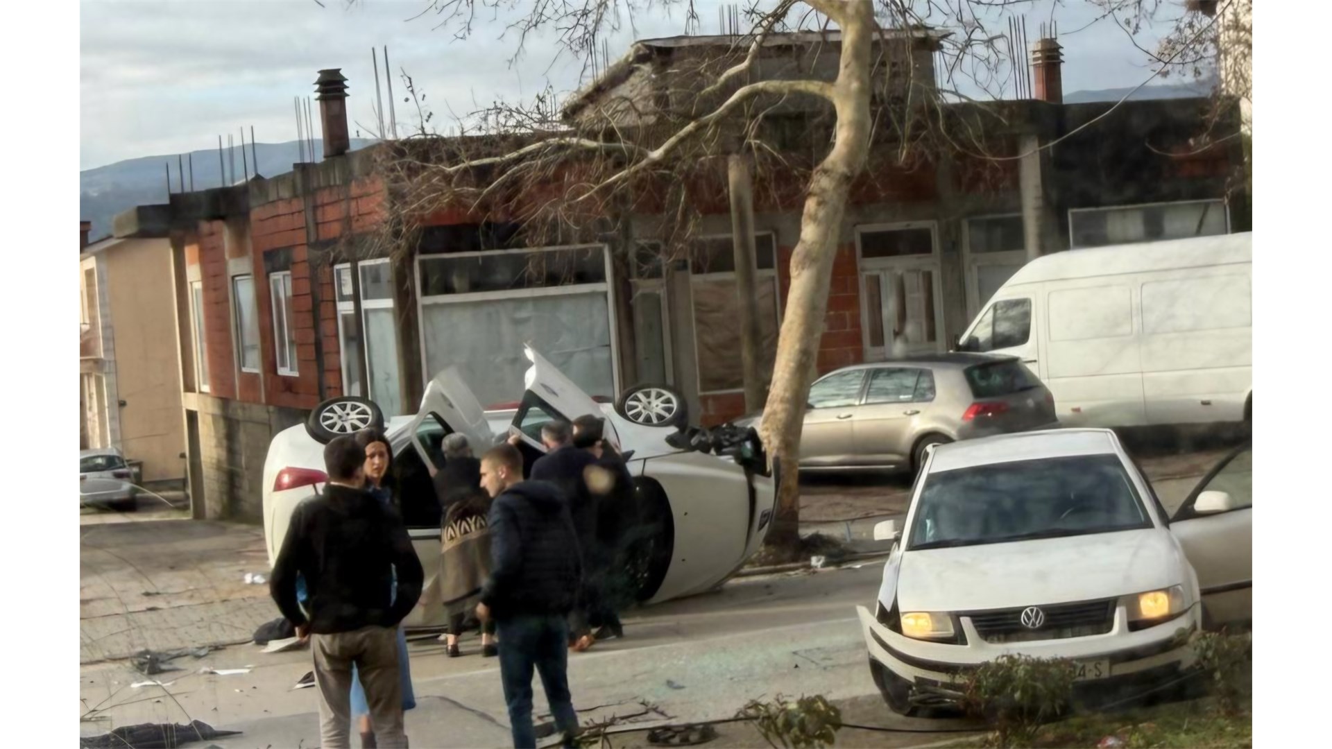 Grude: U teškoj prometnoj nesreći velika materijalna šteta i troje ozlijeđenih