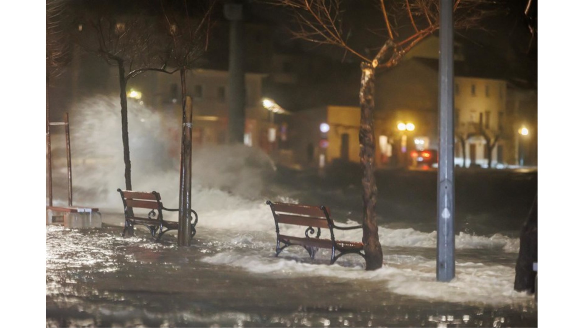 Dalmacija je pod vodom! Dižu se brane od vreća i dasaka! Najgore dolazi noćas, bitno je izdržati