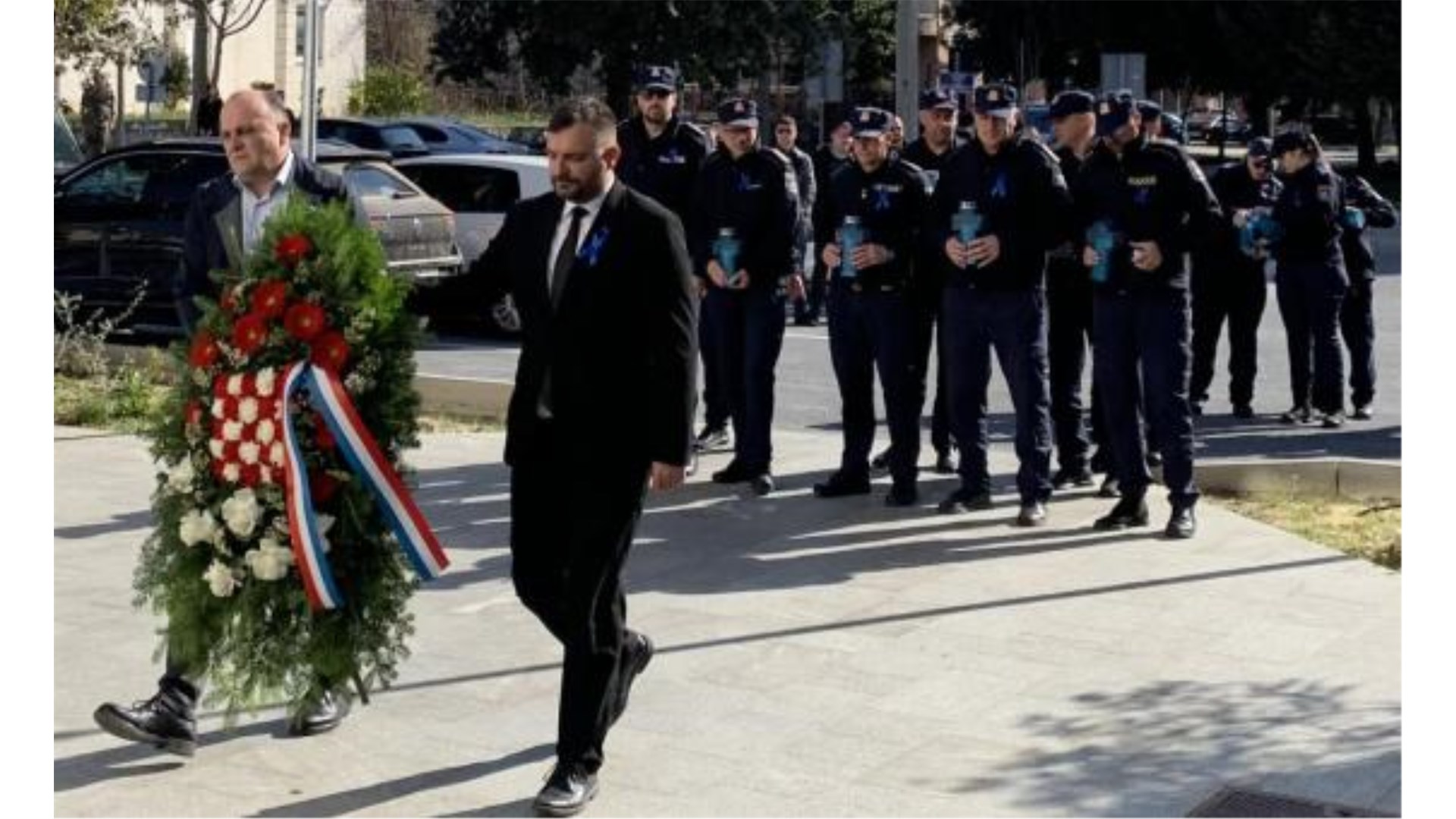 Plava vrpca na reveru policajca u čast poginulim kolegama