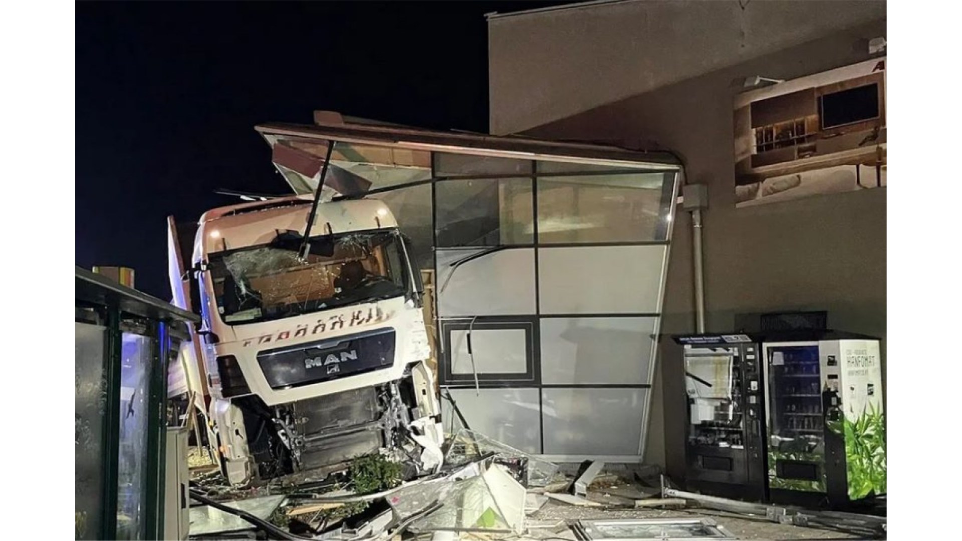 Vozač iz Bosne i Hercegovine ''zabio se'' u poslovnu zgradu