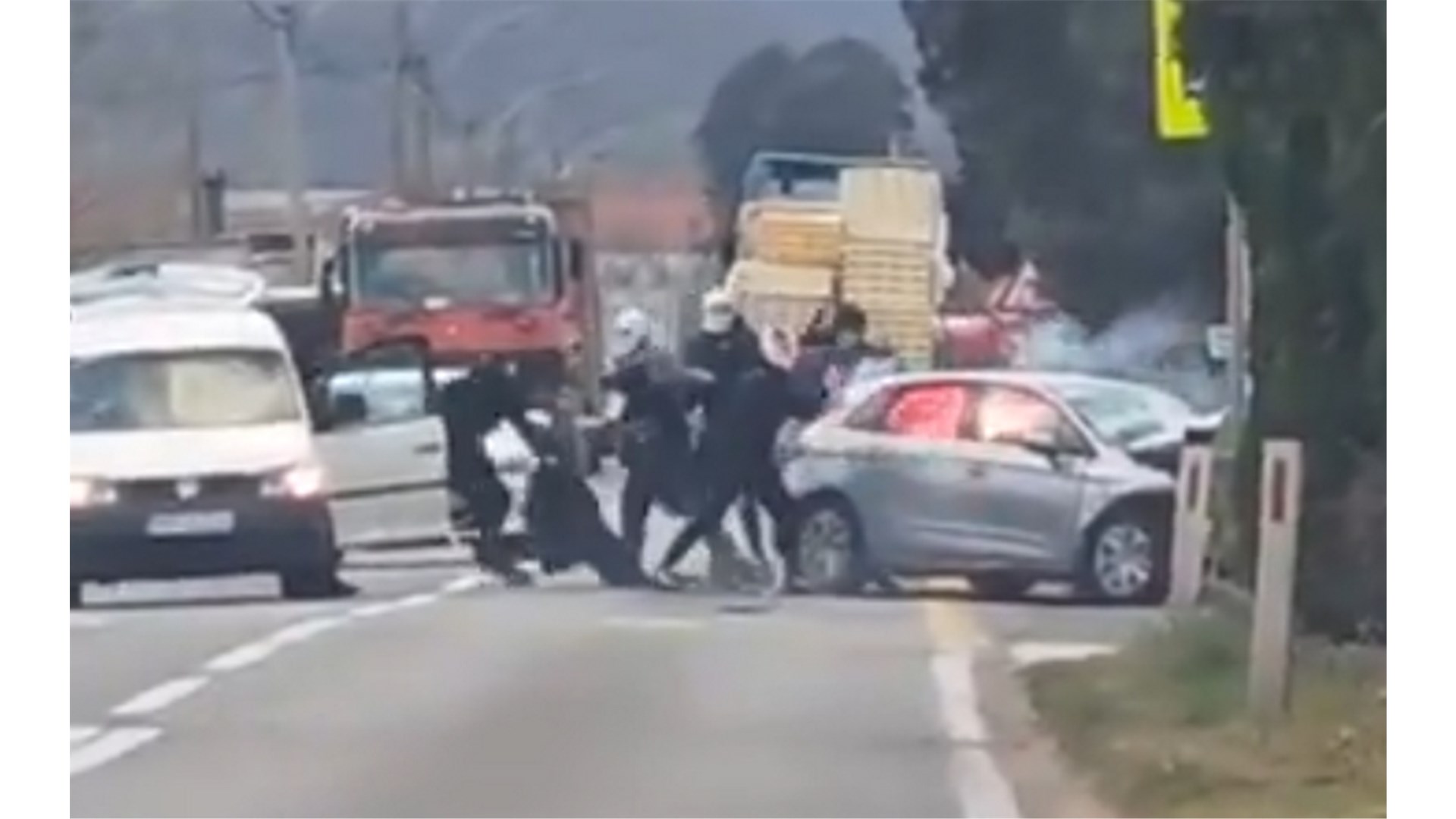 Napali vozača i uzrokovali prometnu nesreću, a onda zapalili napadnuto vozilo VIDEO