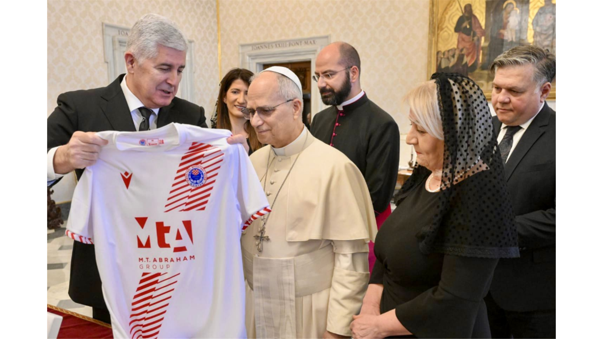 Papa na dar dobio dres Zrinjskog s posvetom, pozvan da iduće godine posjeti Mostar i BiH