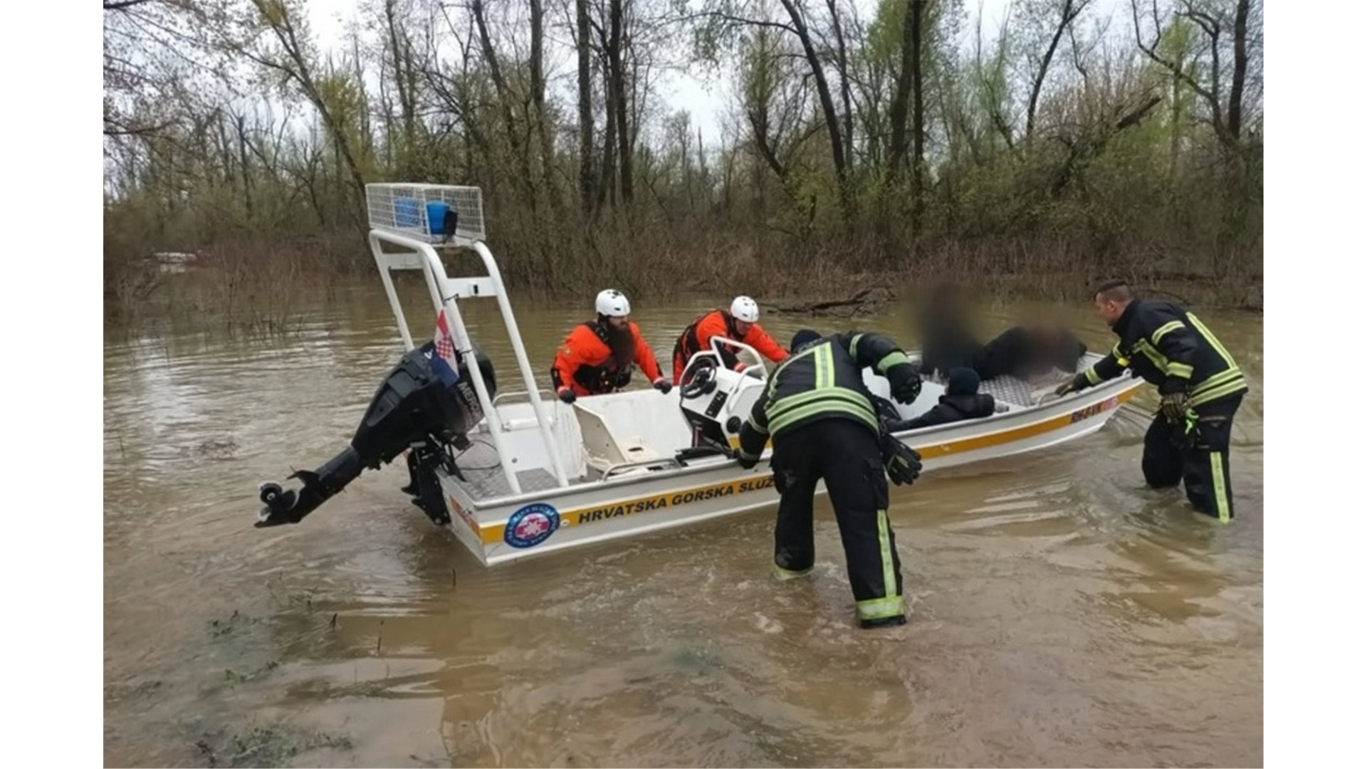 HGSS: Iz Save kod Babine Grede spašeno više desetaka osoba, potraga još traje 