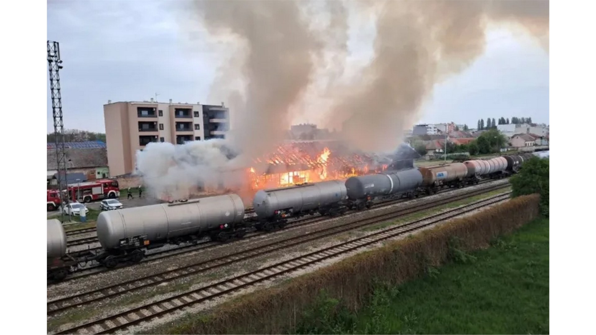 Strašan požar u Osijeku: Vatra guta skladišta Hrvatskih željeznica